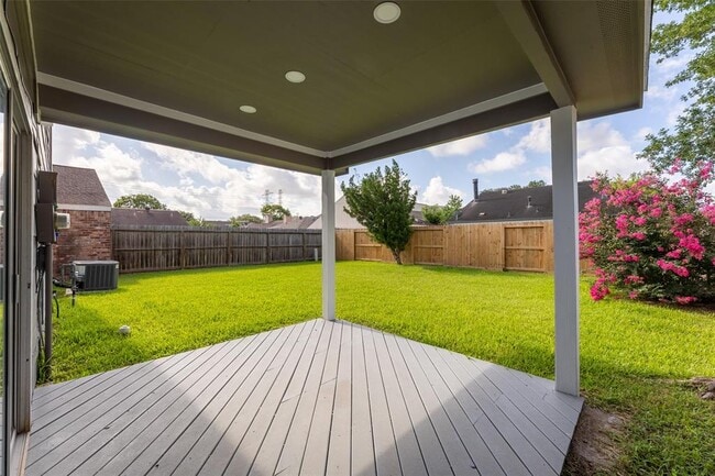 Building Photo - 11111 Midhurst Dr