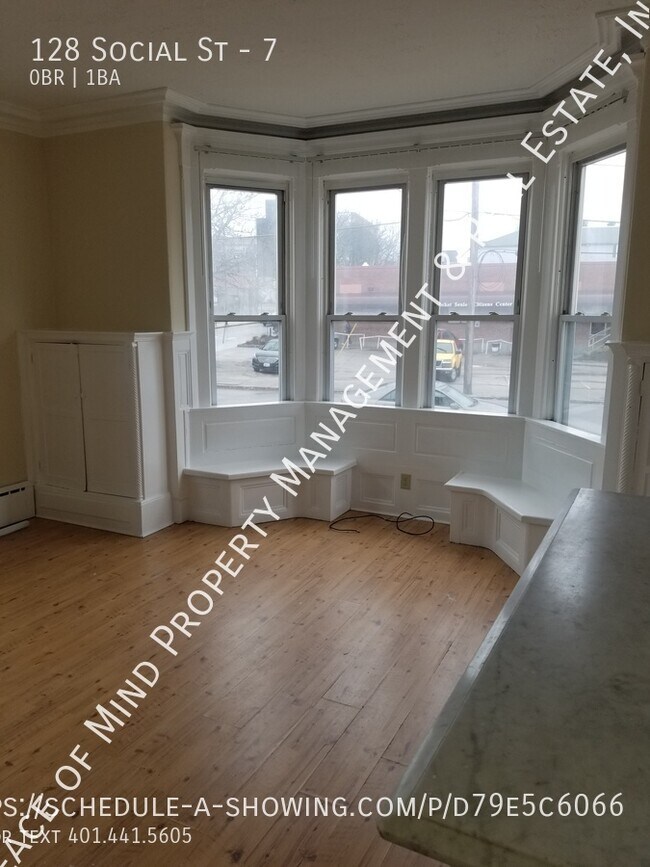 Building Photo - Charming First-floor Studio Apartment - He...