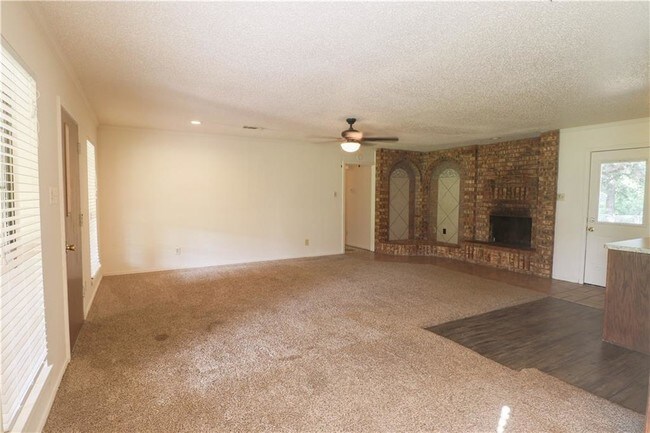 Building Photo - 2303 Lake Sharon Dr