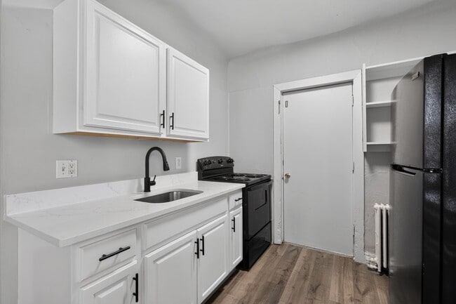 Photo - 332 W Washington St-2 Apartment