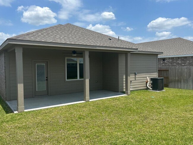 Building Photo - 1022 Whispering Winds Dr