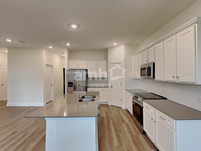 Foto del edificio - 6004 Pinewood Ests Dr