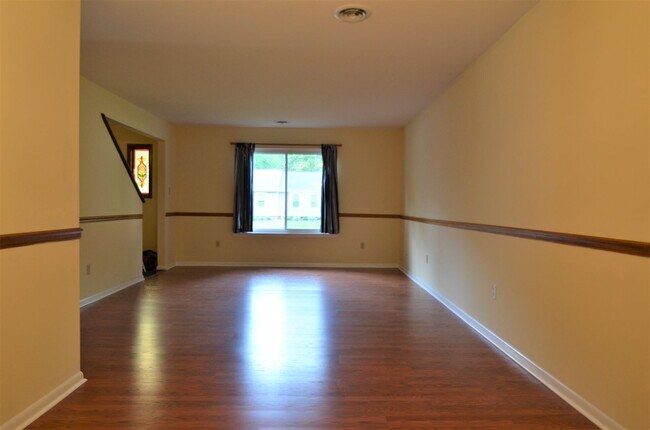 Foto del edificio - Spacious Yorktown Gem with New Flooring & ...