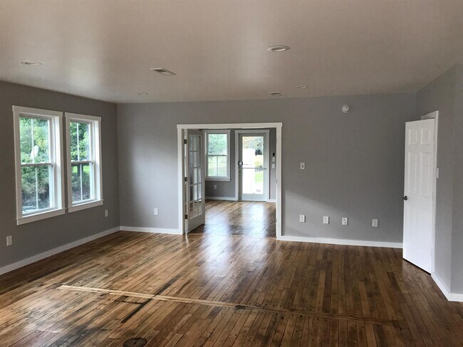 Building Photo - 1569 Main St