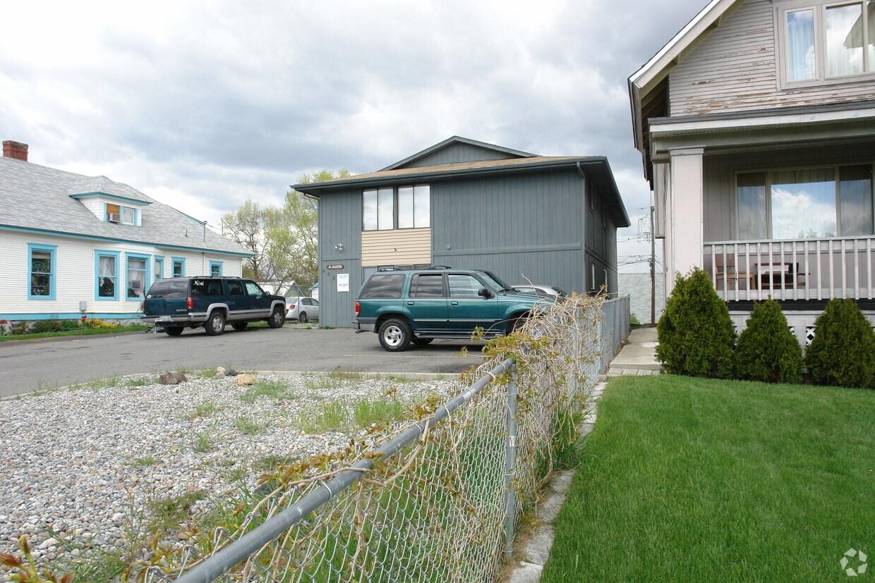 Building Photo - 608 W Augusta Ave
