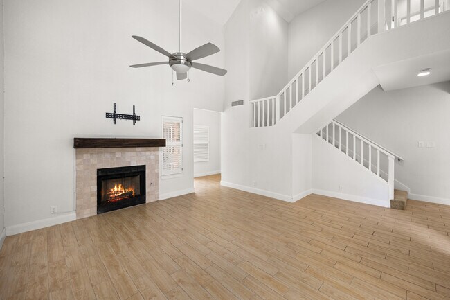 Chimenea en funcionamiento - 8103 N New Braunfels Ave #5