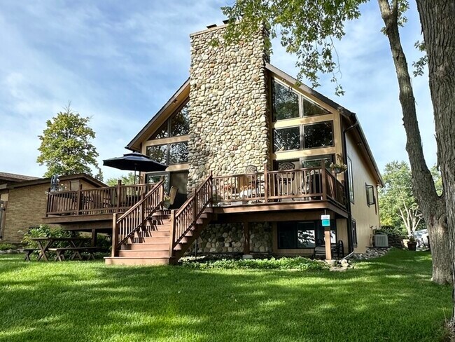Building Photo - 4106 W Lake Shore Dr