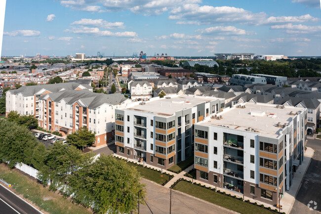 2BR, 2BA - 1365SF - 3200 Capri Dr