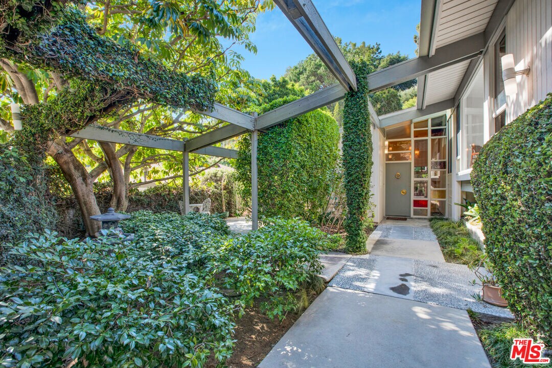 Page 2 39 3 Bedroom Apartments for Rent in Beachwood Canyon, CA Westside Rentals