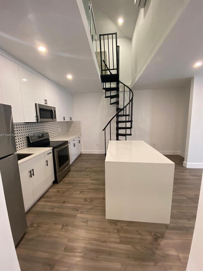 Building Photo - 7411 Carlyle Ave