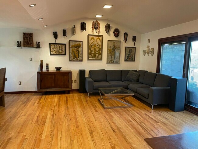Foto del edificio - 345 Seminole Dr