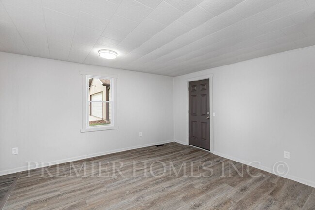 Foto del edificio - 3 Bed Home with Basement & Off-Street Parking – $1,395/mo