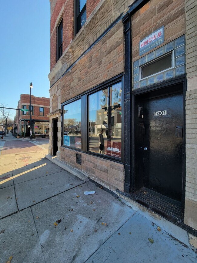 Building Photo - 1001 W 31st St