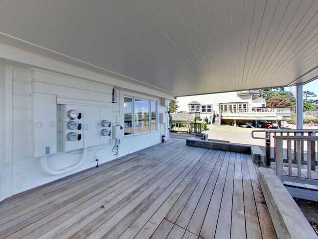 Building Photo - There is nothing better than this location!