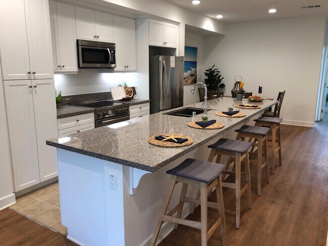 Foto del edificio - Gorgeous 4 bed/4 bath w/2 car garage in new community w/pool less than 1 mile to the beach!