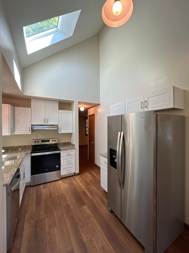 Building Photo - Great Myers Park home with 3 spacious bedr...