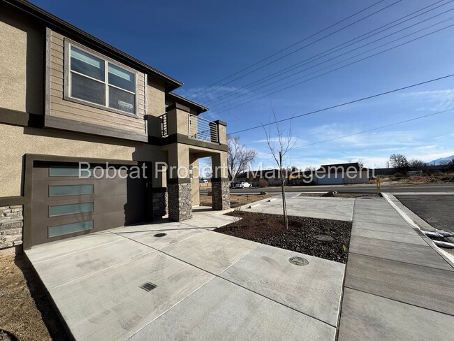 Foto del edificio - Brand New 3 Bedroom, 2.5 Bath Townhome in ...