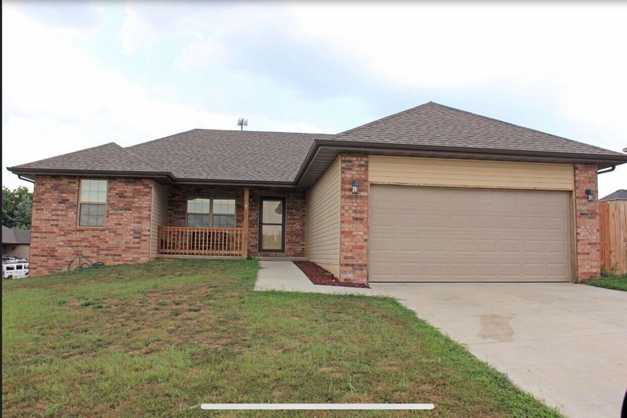 Foto principal - 3 Bed, 2 Bath, 2 Car Garage Home