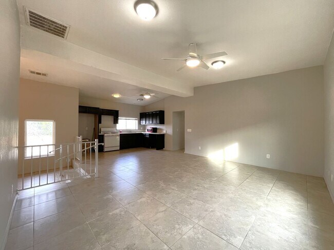 Building Photo - AVAILABLE NOW! 3 Bed 2 Bath +1 Car Detache...