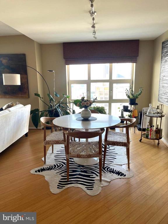 Building Photo - 250 S President St