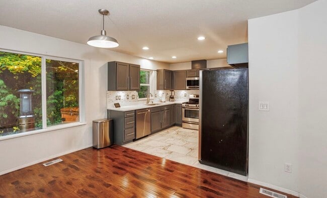 Building Photo - 1018 NE Mariners Loop