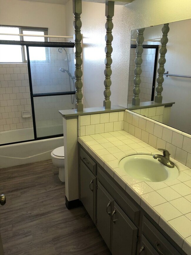 Foto del edificio - 1423 W Walnut Ave