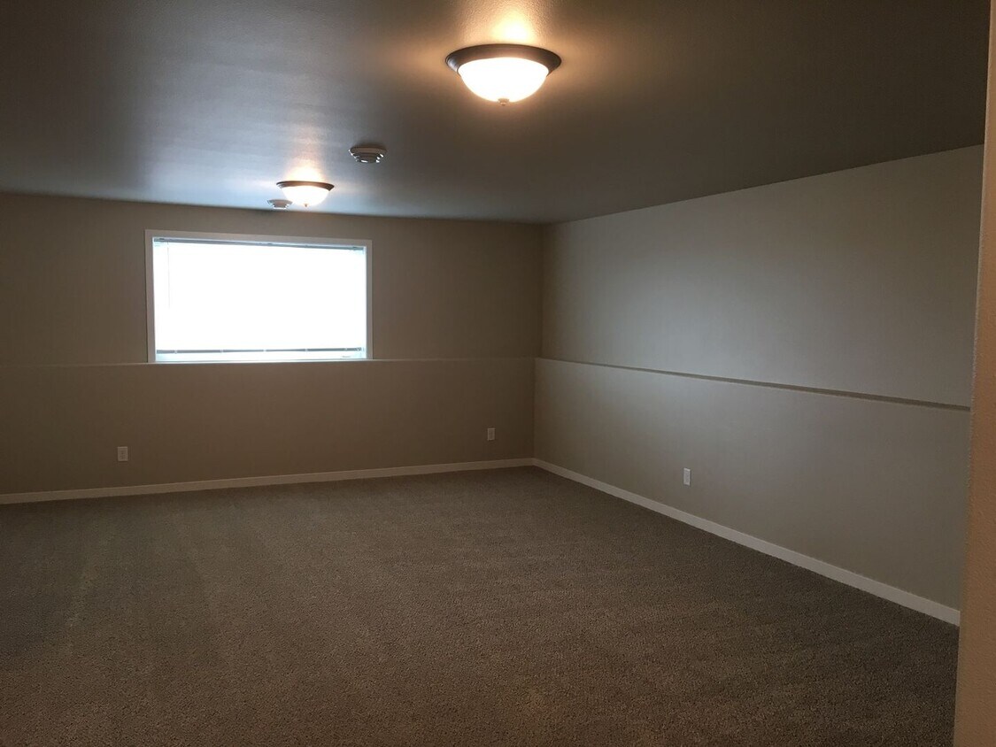 Building Photo - 4 Bed 3 Bath Single Family Home