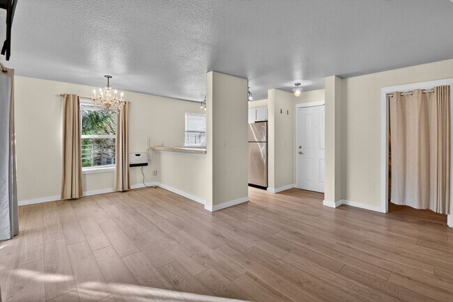 Building Photo - 2bd/1.75ba Redmond Condo