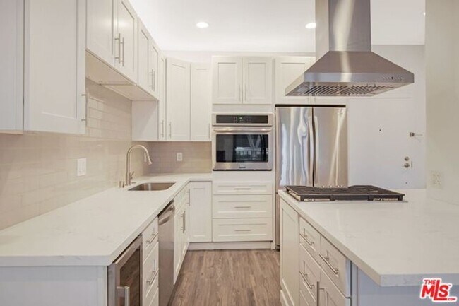 Foto del edificio - Stunning Playa del Rey Condo Awaits You!