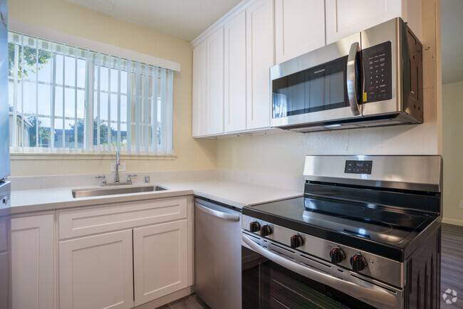 1BR, 1BA - 610SF - Kitchen - Sunset Gardens Apartments