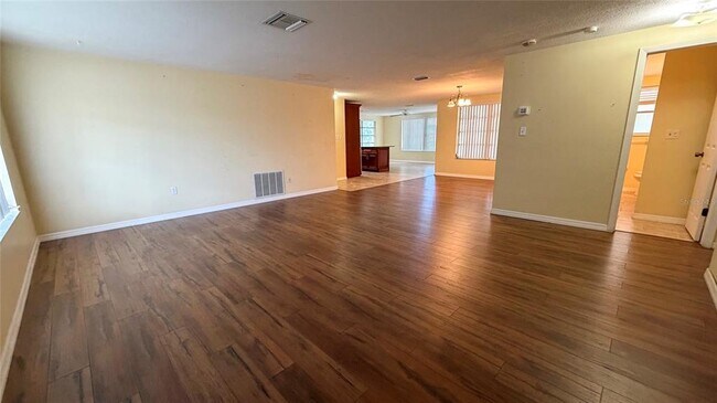 Foto del edificio - 7621 Rosewood Dr