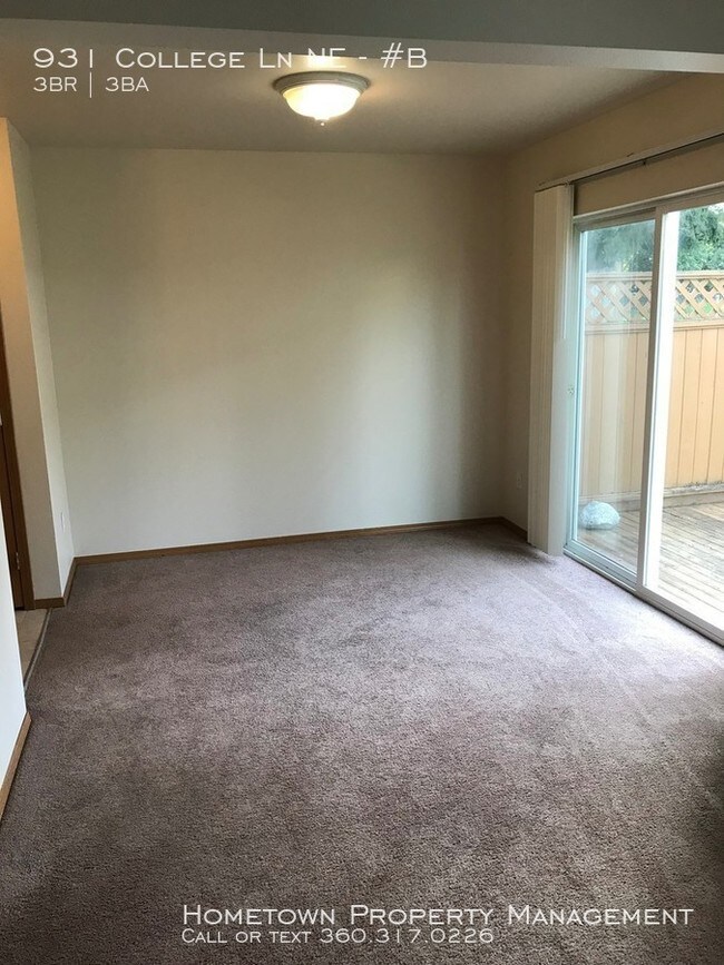 Building Photo - 3 Bdrm 2.5 Bth Duplex-Available NOW