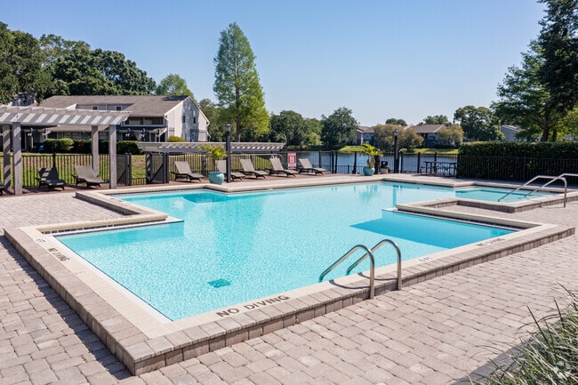 Building Photo - Seven Lakes at Carrollwood