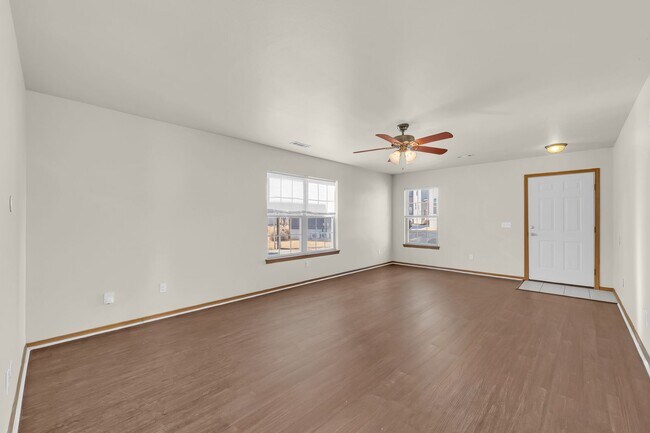 Building Photo - Ready to move in