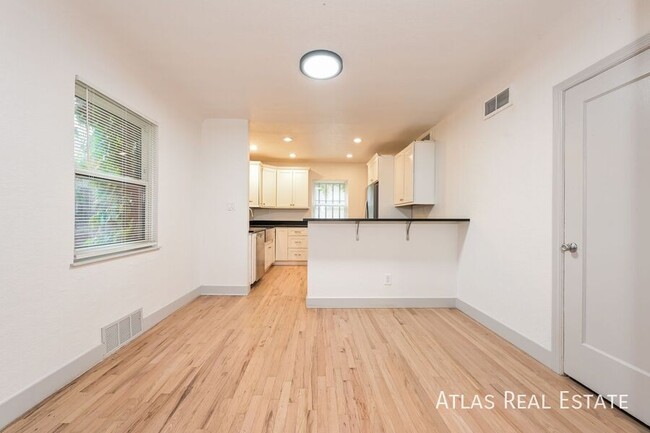 Building Photo - Stylish 3 BR townhome @ great location! NO...