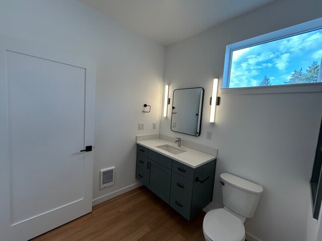 Building Photo - Canal House