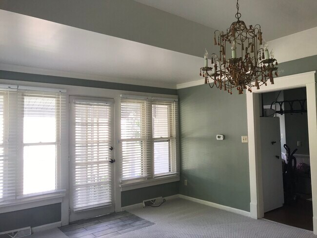 Lots of natural light in family room - 325 S Main St