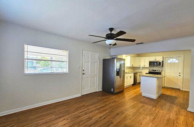 Foto del edificio - This stunning 3-bedroom, 1.5-bathroom hous...