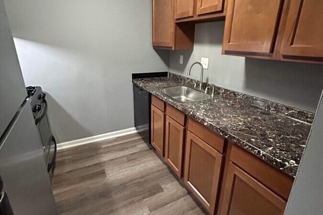 2 Bed 1.5 Bath Renovated Kitchen - Summit Apartments
