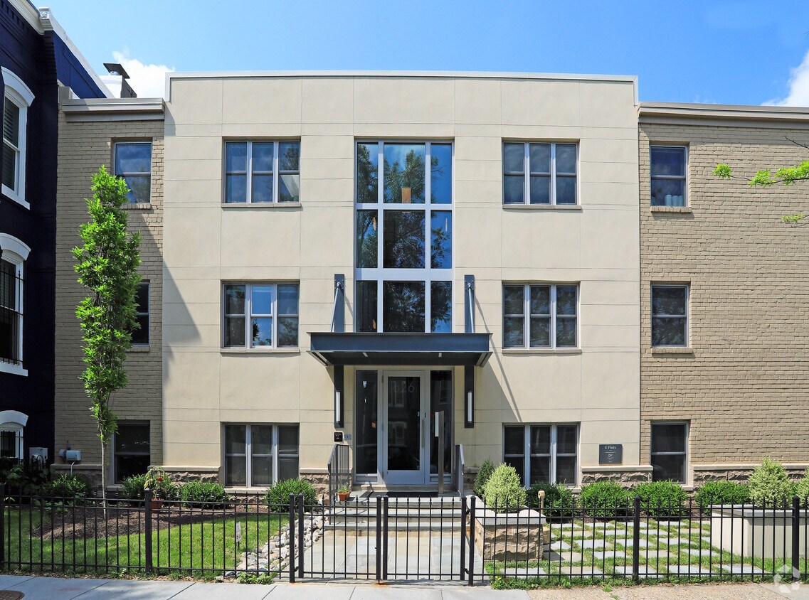 Foto principal - 626 E St SE