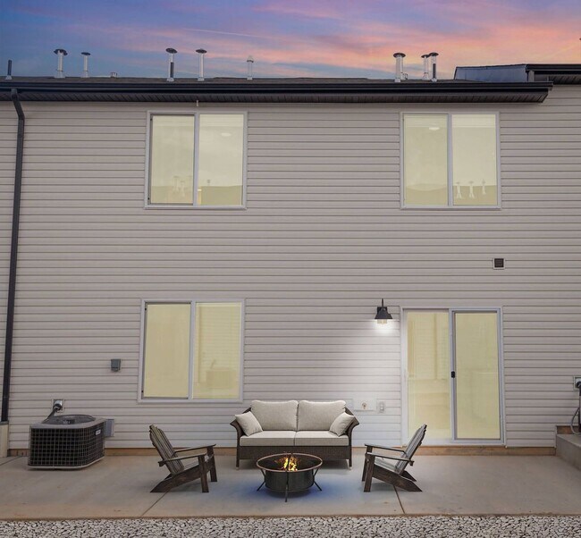 Foto del edificio - Beautiful 4 bedroom 2.5 bathroom townhome in Cedar City!