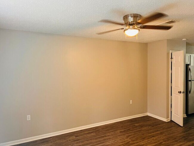 Building Photo - 1800 Labette Manor Dr