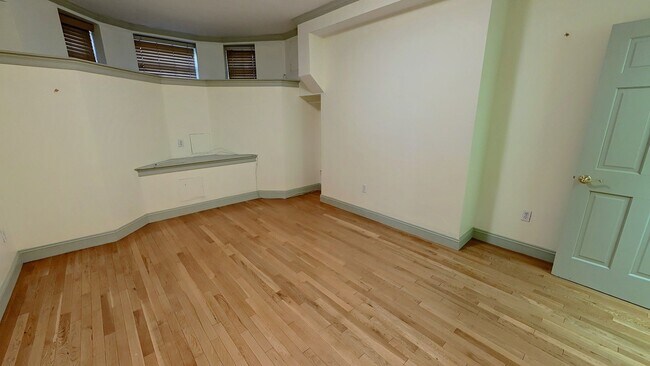 Foto del edificio - Large Unit on Newbury St, In-Unit Washer and Dryer, Eat-in Kitchen, All Large Bedrooms, Desirable...