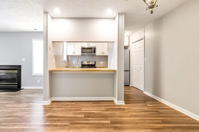 Building Photo - Up to Date Condo