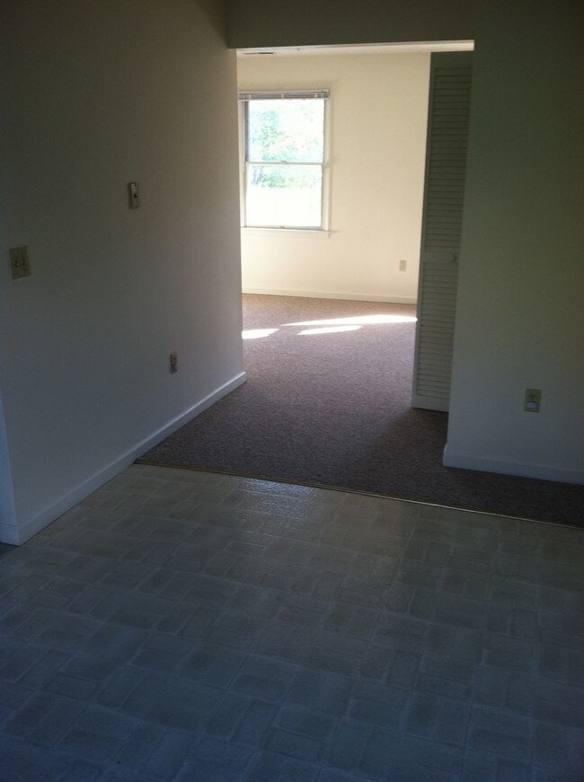 Building Photo - 721 Ridgeville Lane  Apt F