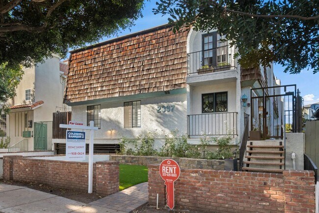 Building Photo - 2337 Oak St