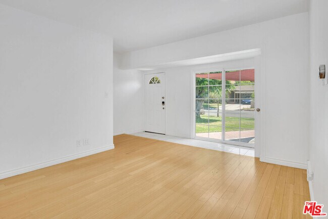 Foto del edificio - 8333 Glencrest Dr