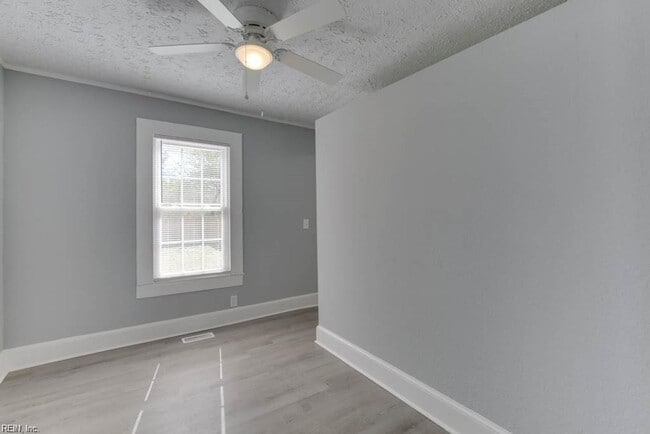 Foto del edificio - 2bedroom Townhouse Duplex- Huge Yard. May 1 move  in!!!