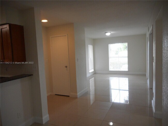 Building Photo - 833 Riverside Dr