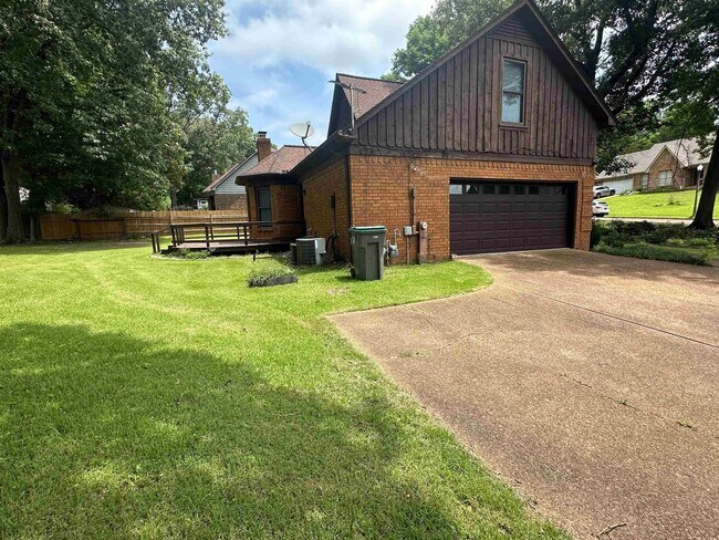 Building Photo - 2025 Mt Badon Ln